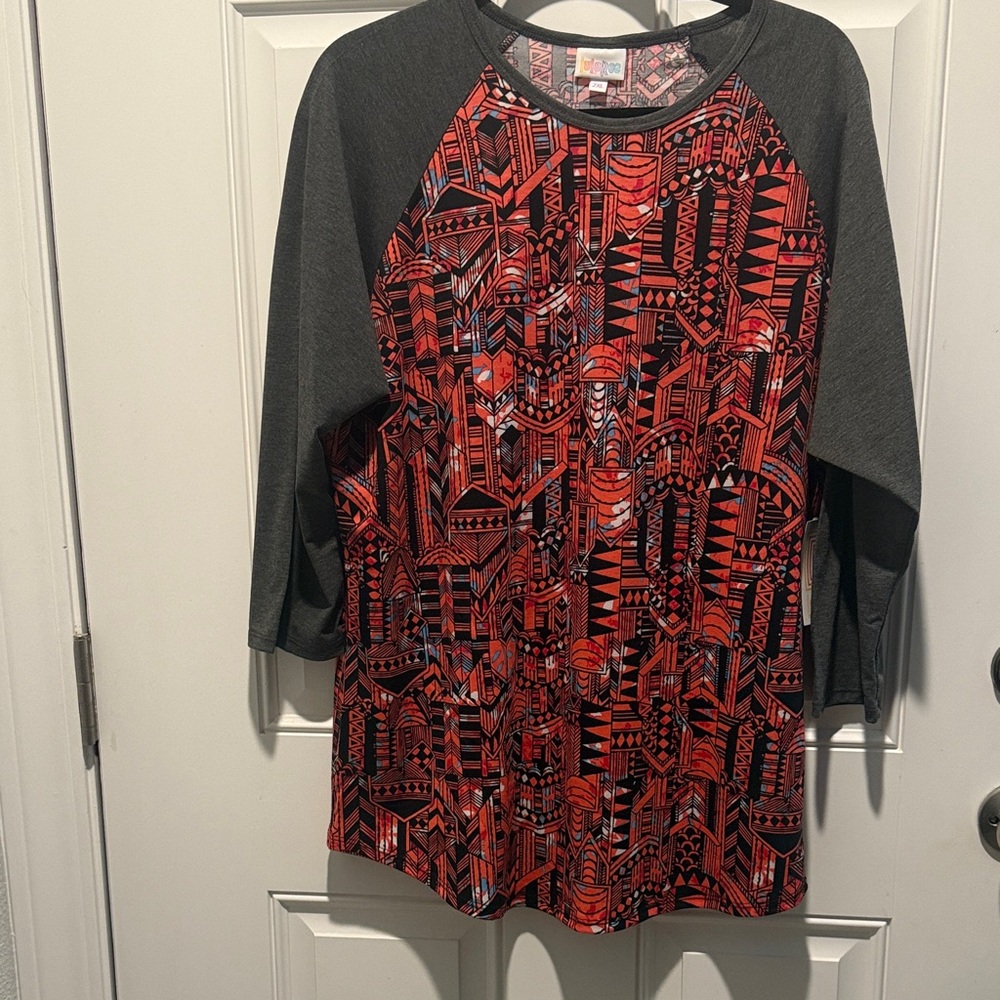 2 for $10
ALL LuLaRoe BUNDLE AND SAVE 
Red and Black Geometric Raglan Top